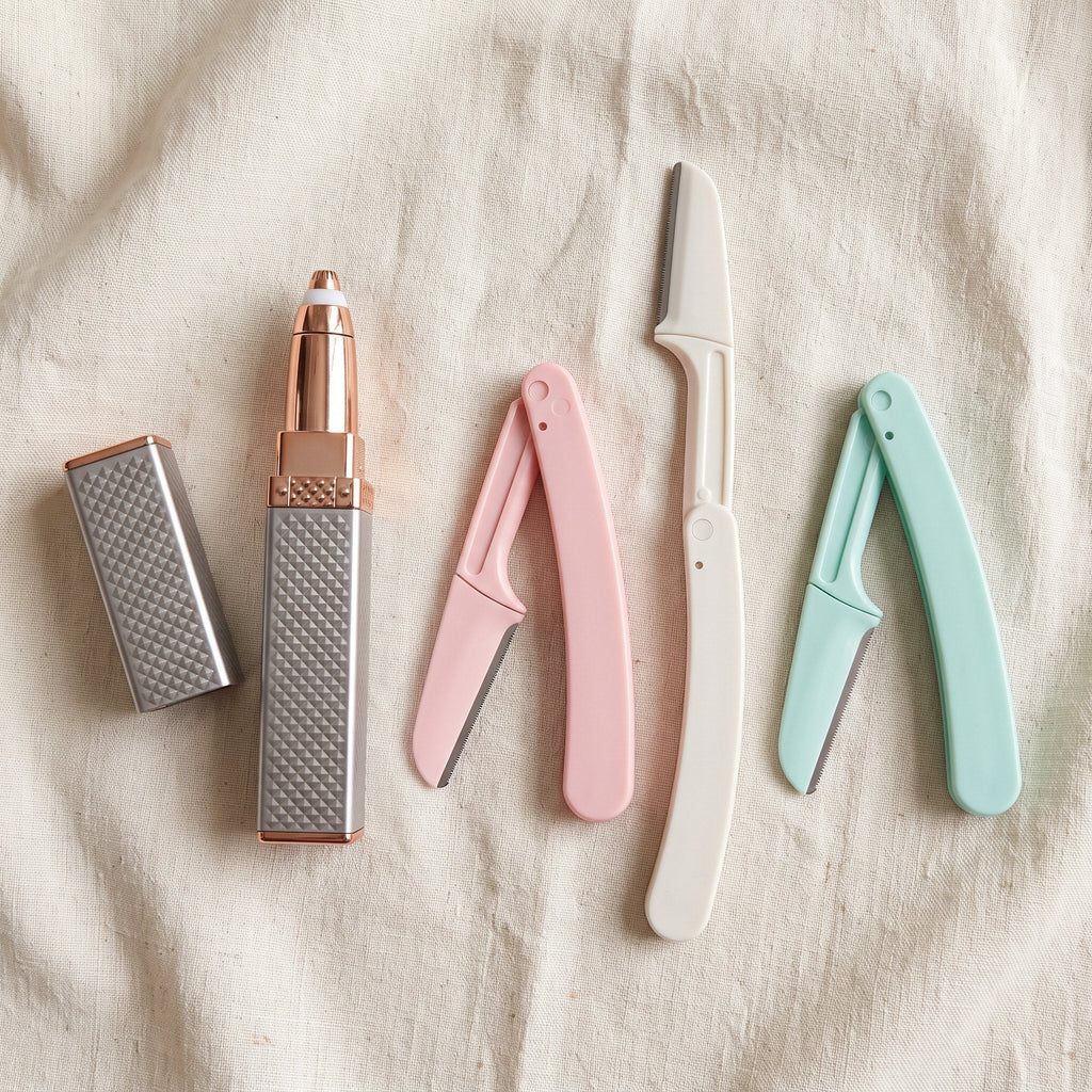 Smooth Face Set flat-lay: facial hair remover pen with cap and folding face razors